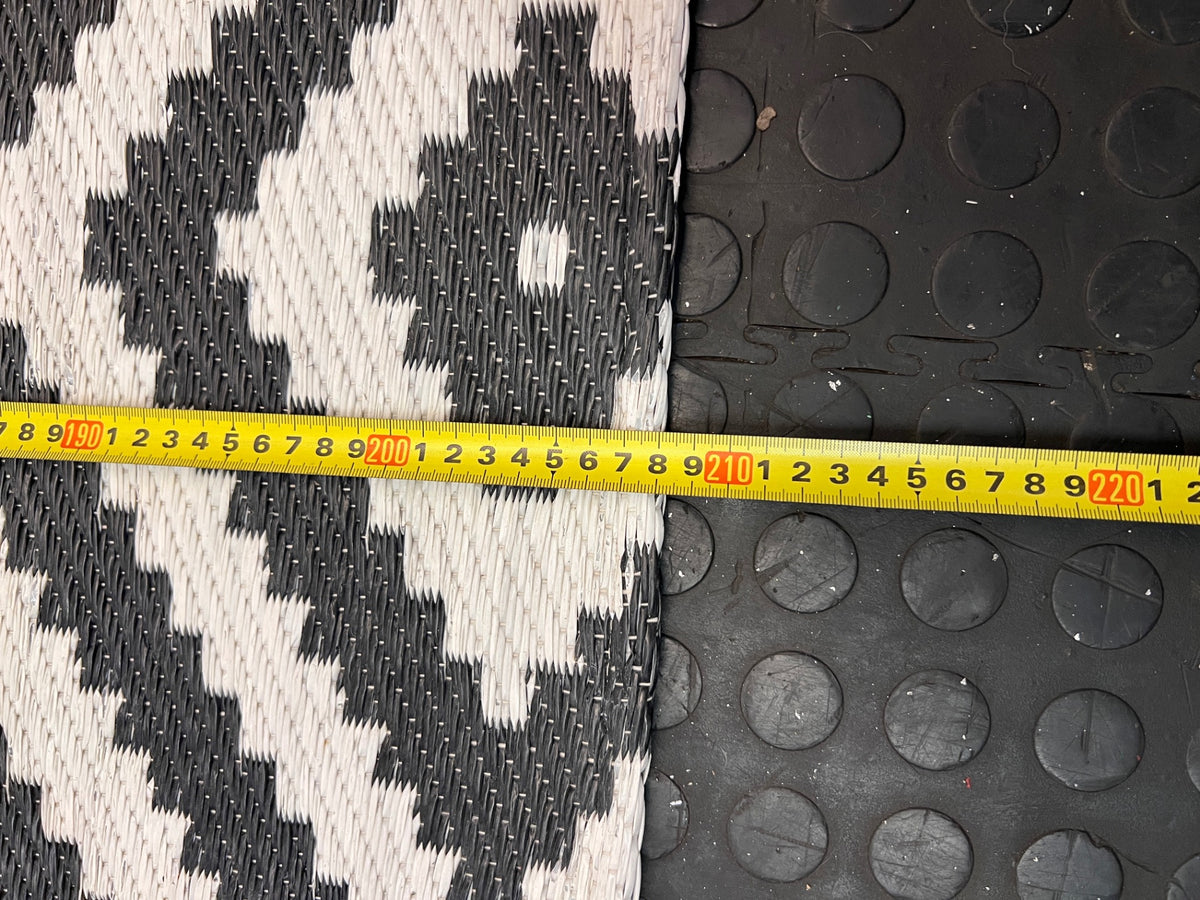 Black and White Geometric Diamond Area Rug – width measurement