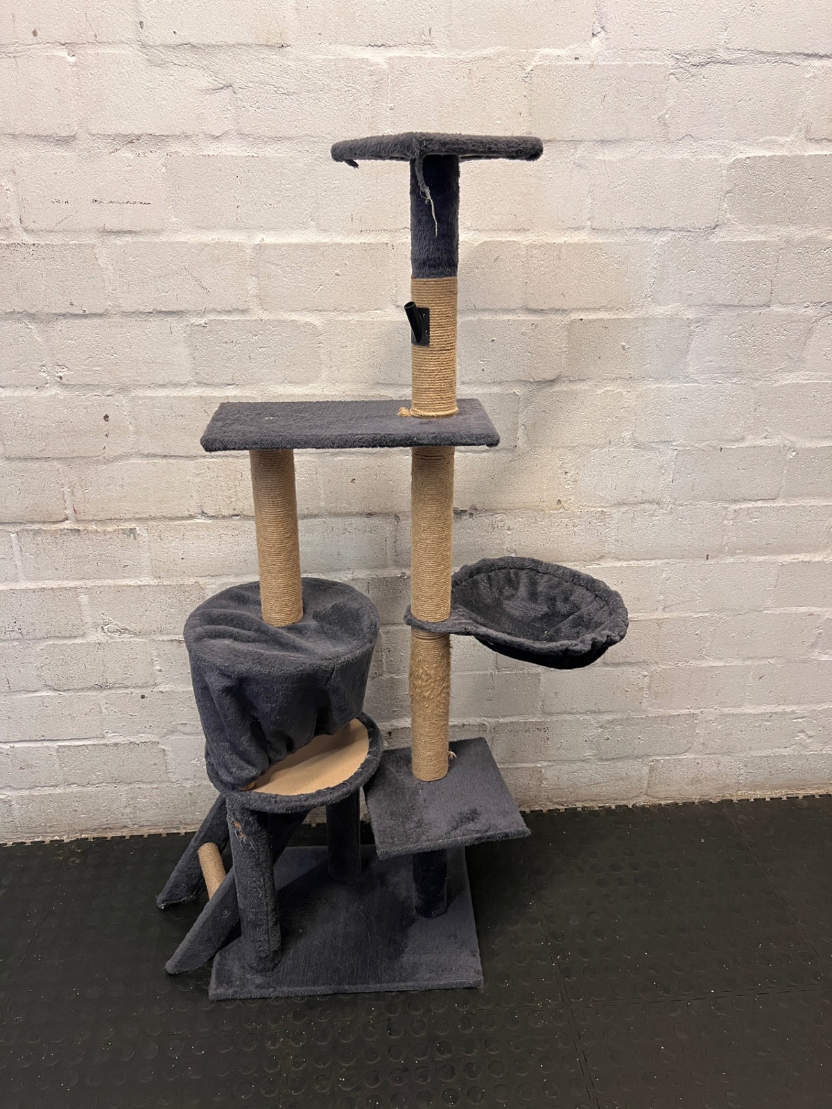 Multi-Level Plush Cat Tree with Sisal Scratching Posts – condition detail