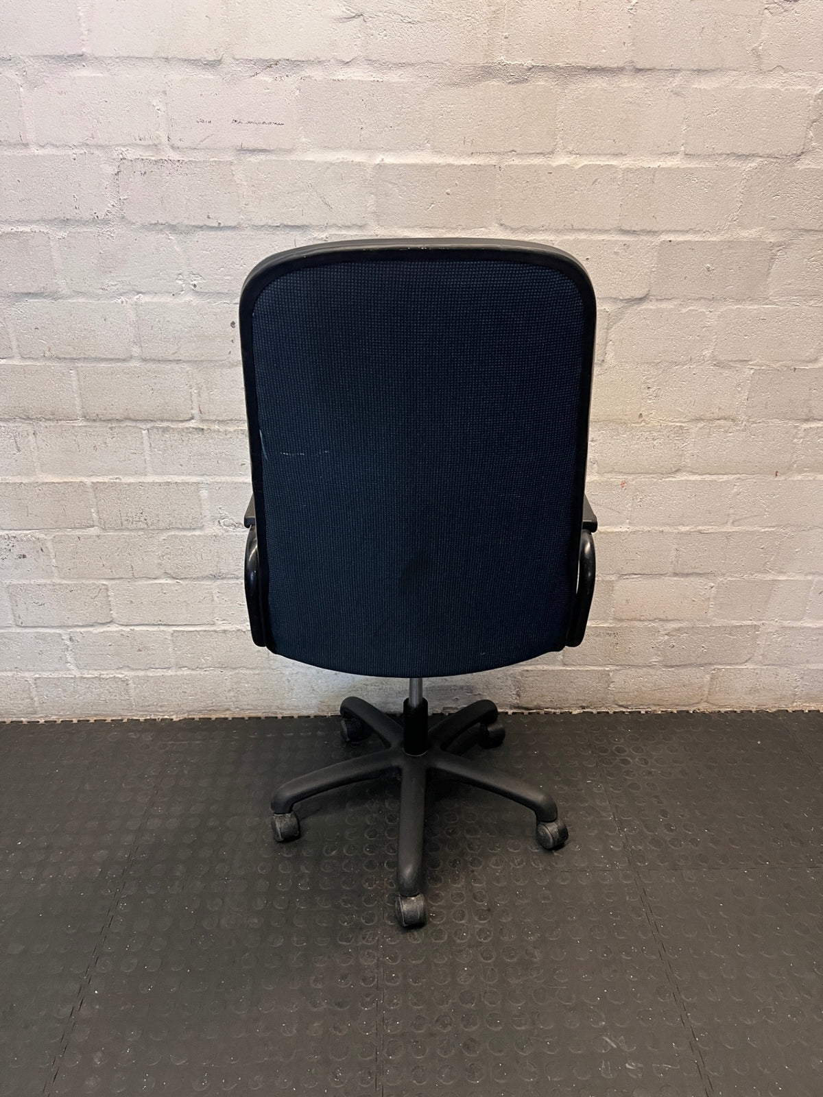 High-Back Fabric Swivel Office Chair in Blue and Black – condition detail
