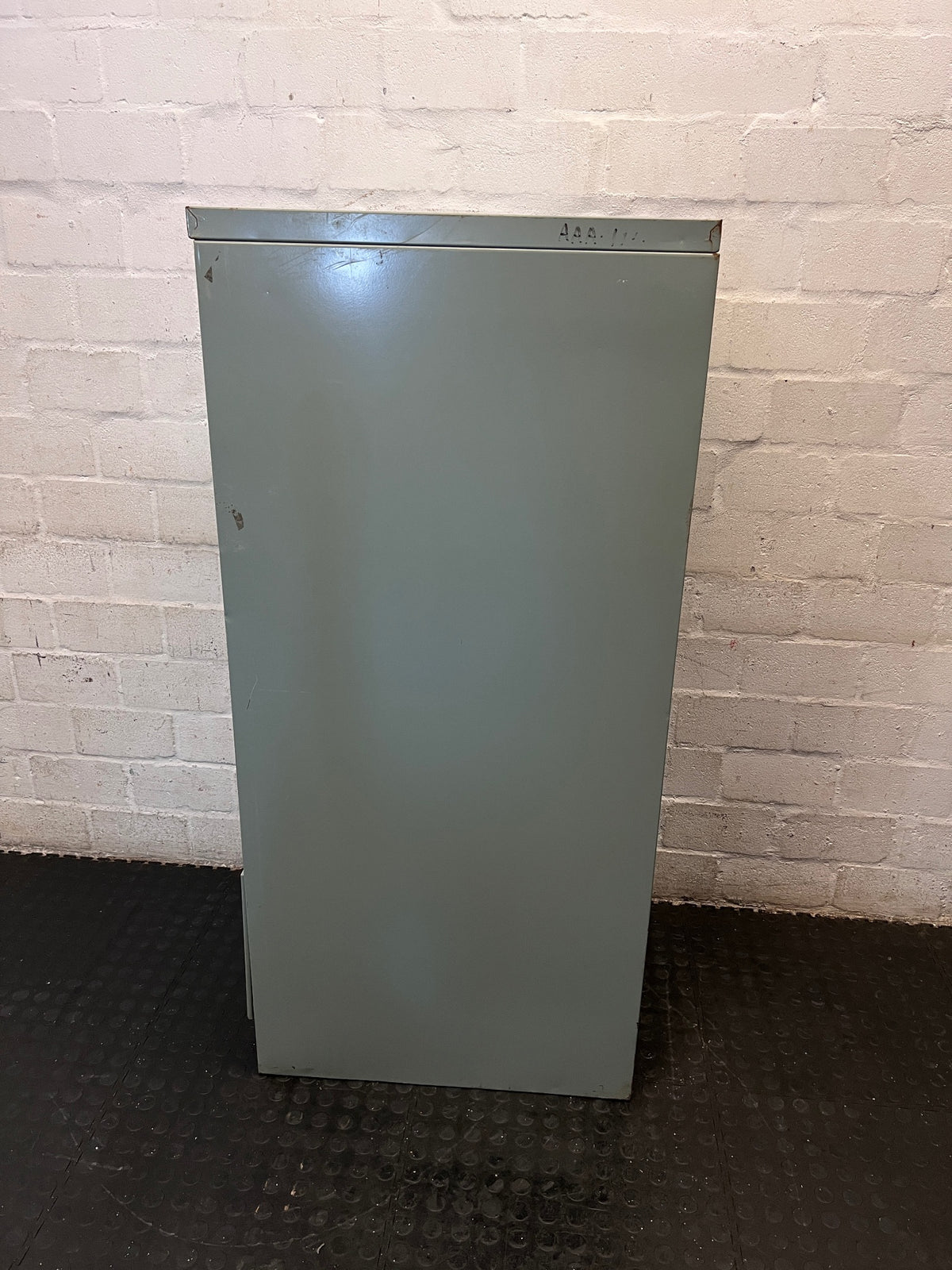 4-Drawer Metal Filing Cabinet – condition detail