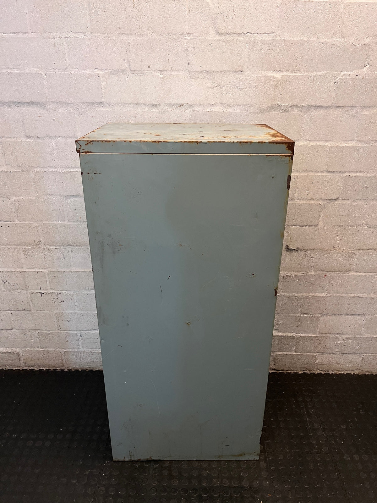 4-Drawer Metal Vertical Filing Cabinet – condition detail