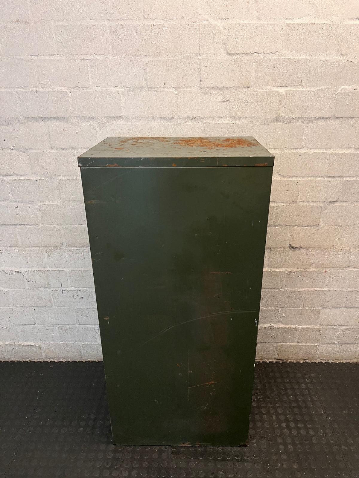 Four Drawer Metal Filing Cabinet in Olive Green – condition detail