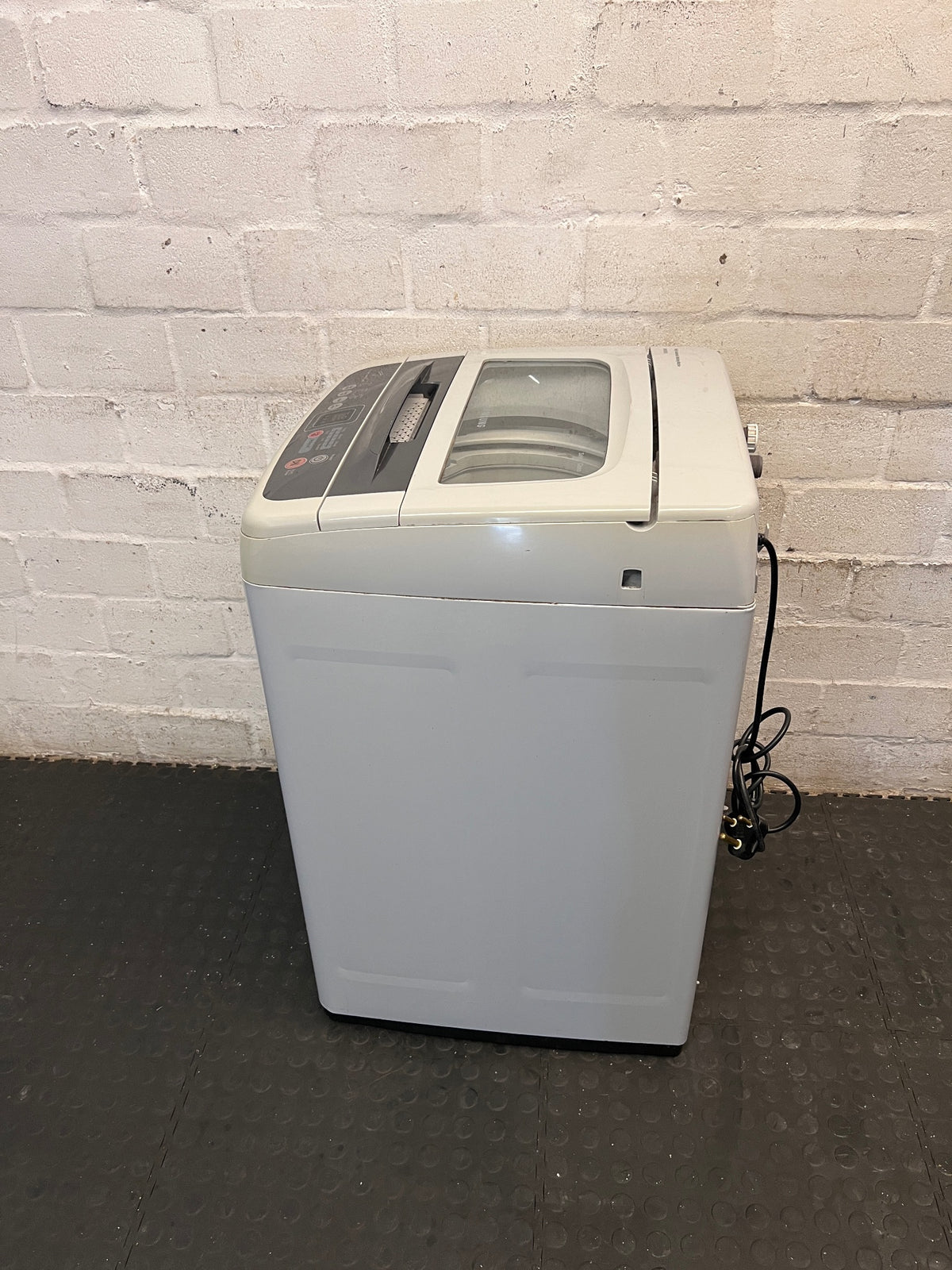 White Top-Loader Washing Machine with Digital Display – condition detail
