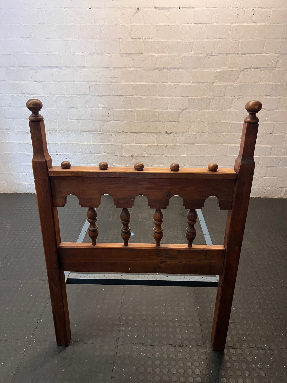 Vintage-Style Single Bed Frame with Ornate Headboard – condition detail