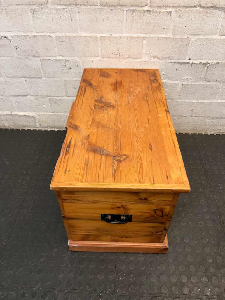 Classic Oregon Pine Kist — Broken Parts and Damaged Hinges