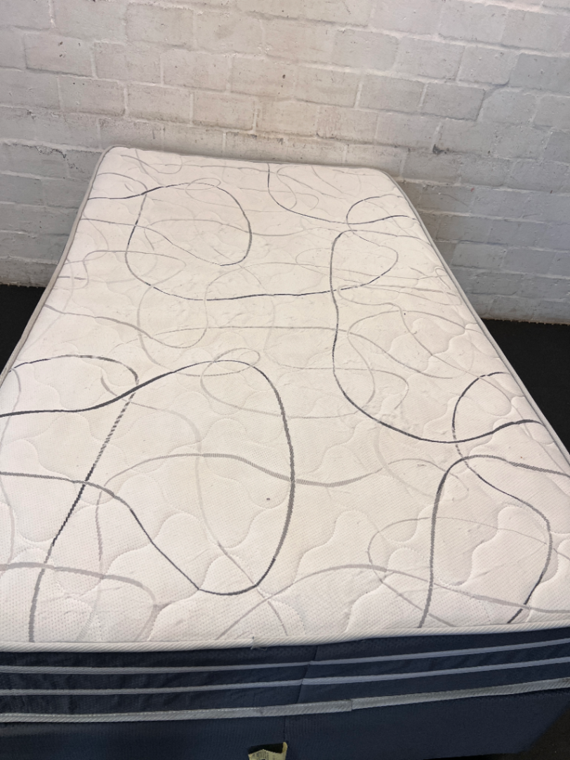 Sleepmasters Seattle MKII Three Quarter Bed Set - Small Tear on Side - 2ndhandwarehouse.com