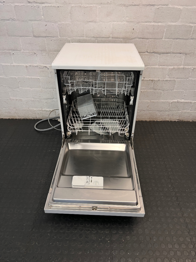 Indesit White Freestanding Dishwasher — Good Working Order - 2ndhandwarehouse.com