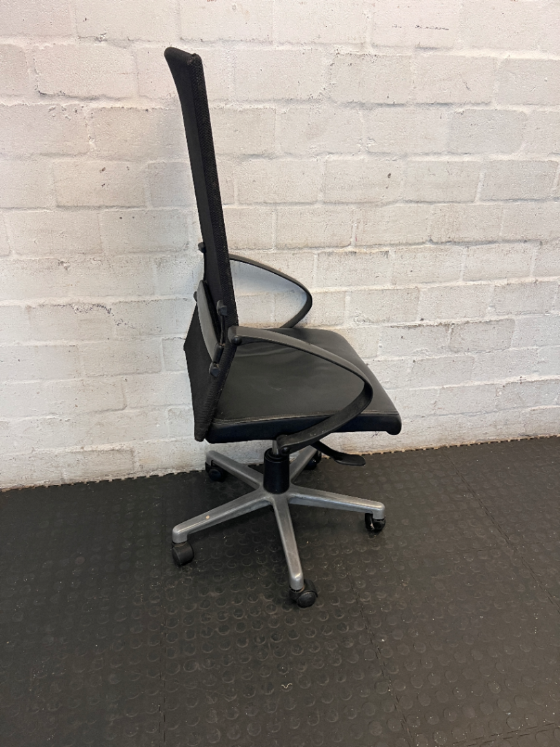 Black High-Back Mesh Office Chair with Swivel Base — Used - Fair Condition with Visible Scuffing - 2ndhandwarehouse.com