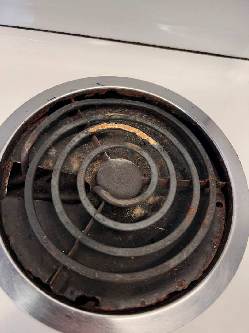 Defy Kitchenaire Six Twenty Electric Stove — One Plate Not Working and Rusted Coils - 2ndhandwarehouse.com