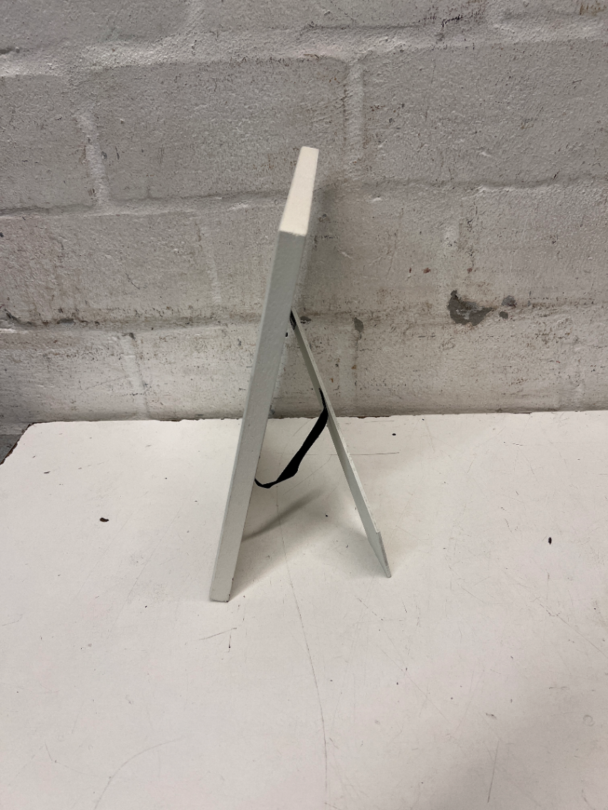 Classic White Contoured Picture Frame — Good Working Order - 2ndhandwarehouse.com