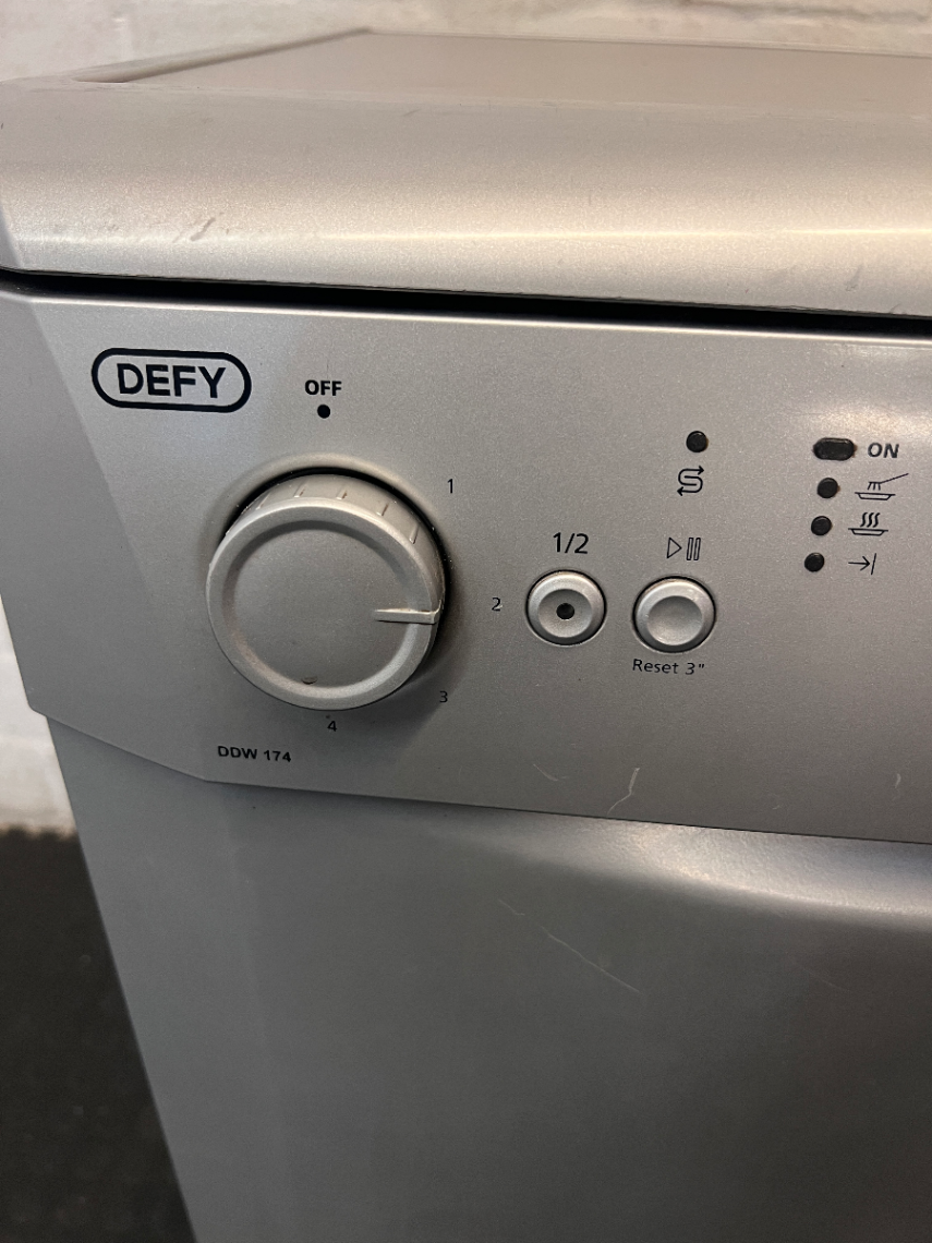 Silver Defy Freestanding Dishwasher — Working Order with Superficial Exterior D - 2ndhandwarehouse.com