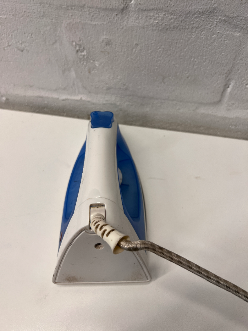 Amber Electric Steam Iron in Blue and White — Working with Fair External Wear - 2ndhandwarehouse.com