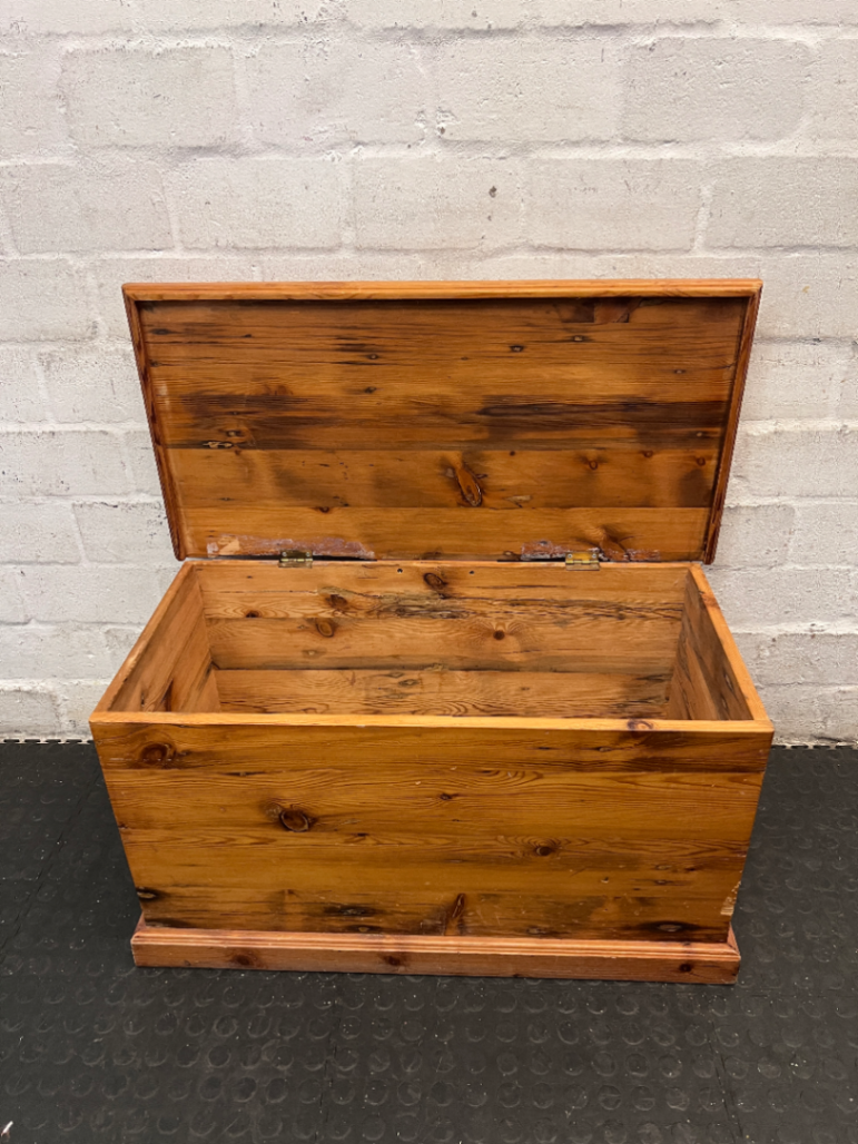Classic Oregon Pine Kist — Broken Parts and Damaged Hinges