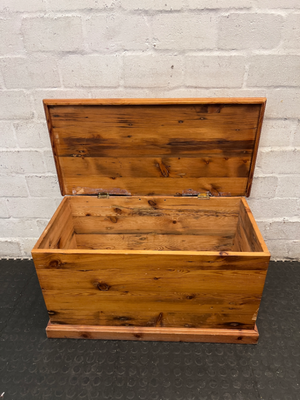 Classic Oregon Pine Kist — Broken Parts and Damaged Hinges