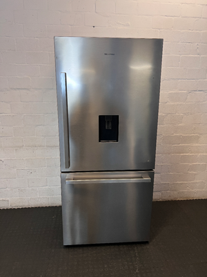Sleek Silver Hisense Fridge with Water Dispenser - Bottom Freezer - 2ndhandwarehouse.com