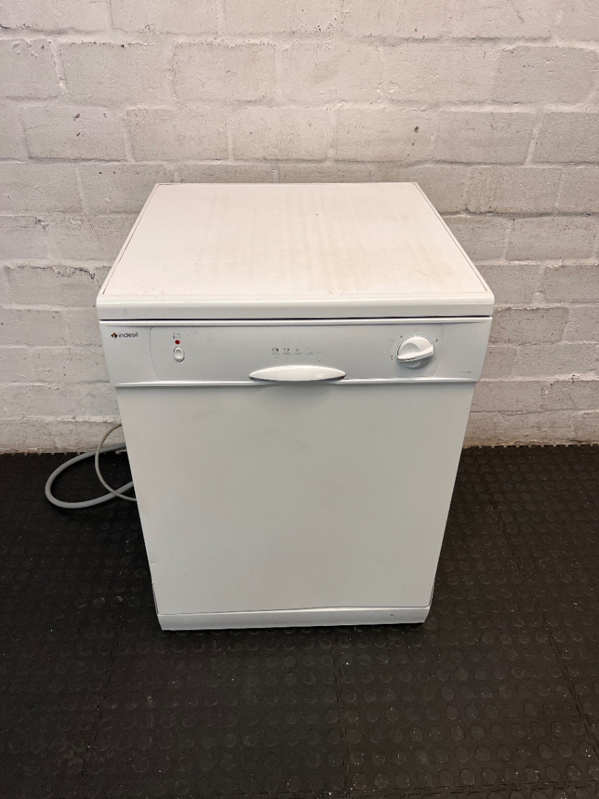 Indesit White Freestanding Dishwasher — Good Working Order - 2ndhandwarehouse.com