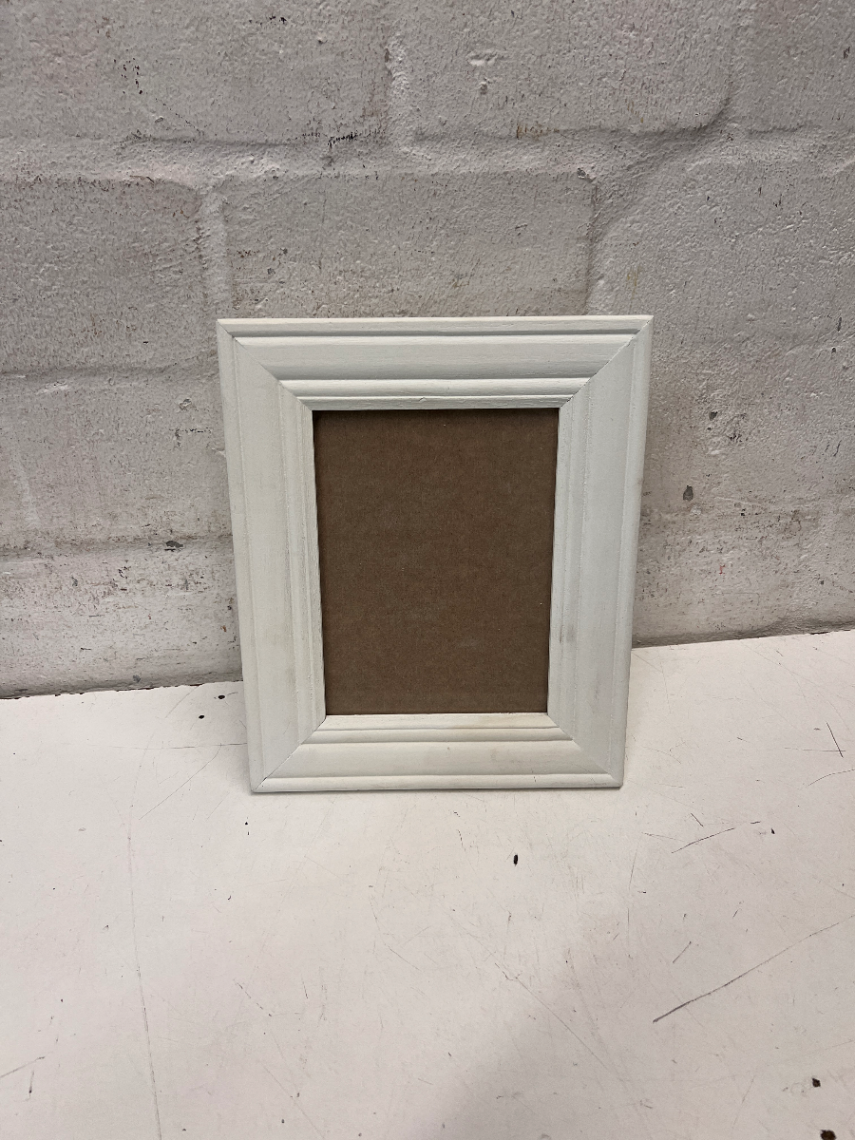 Classic White Contoured Picture Frame — Good Working Order - 2ndhandwarehouse.com
