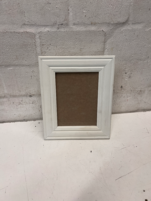 Classic White Contoured Picture Frame — Good Working Order - 2ndhandwarehouse.com