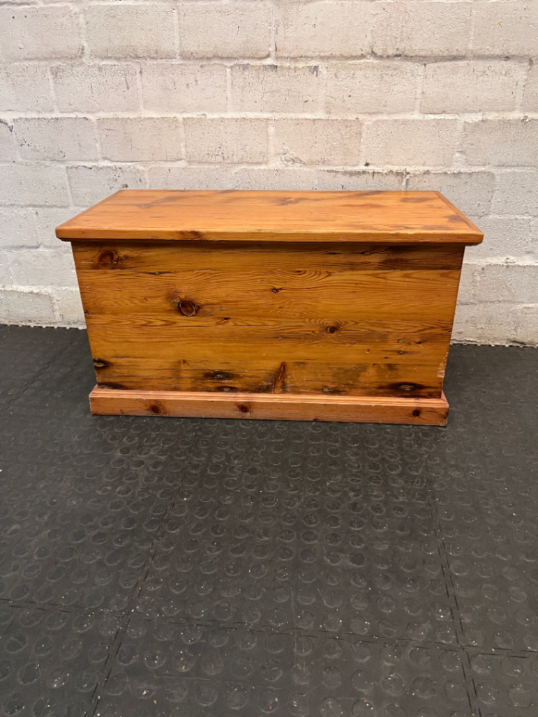 Classic Oregon Pine Kist — Broken Parts and Damaged Hinges