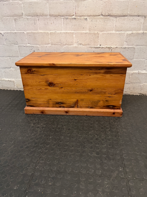 Classic Oregon Pine Kist — Broken Parts and Damaged Hinges