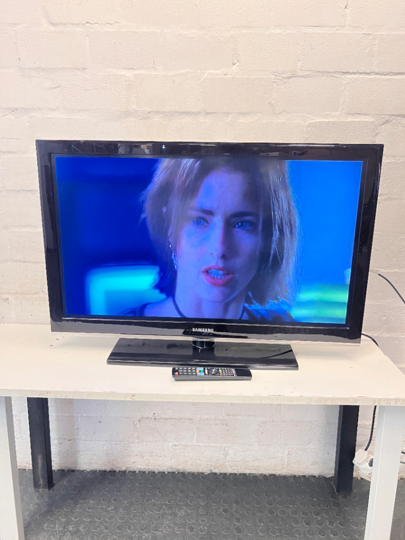 40-inch Samsung Full HD LCD TV with Remote — Good Working Order