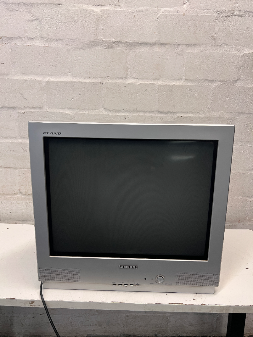 Samsung Plano Silver CRT Television — No Picture Displayed