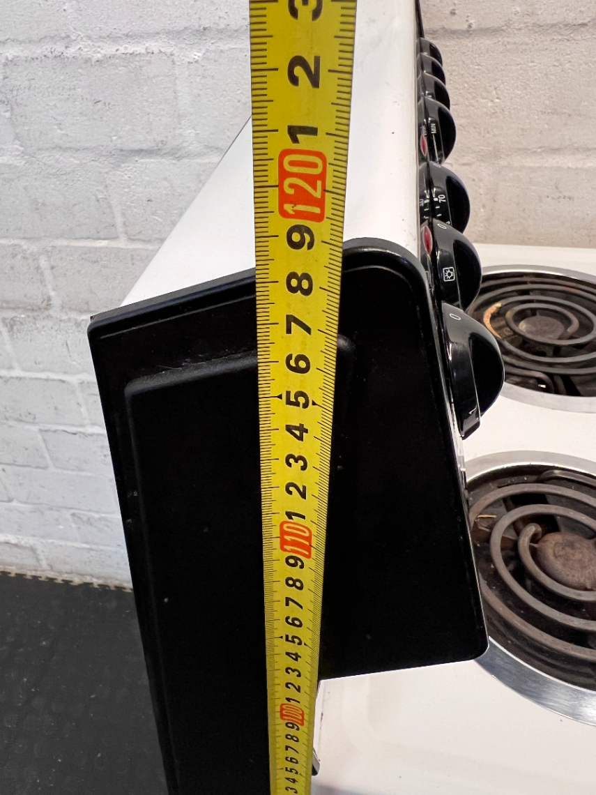 Defy Kitchenaire Six Twenty Electric Stove — One Plate Not Working and Rusted Coils - 2ndhandwarehouse.com
