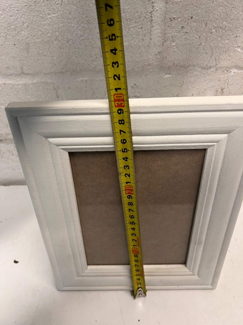 Classic White Contoured Picture Frame — Good Working Order - 2ndhandwarehouse.com