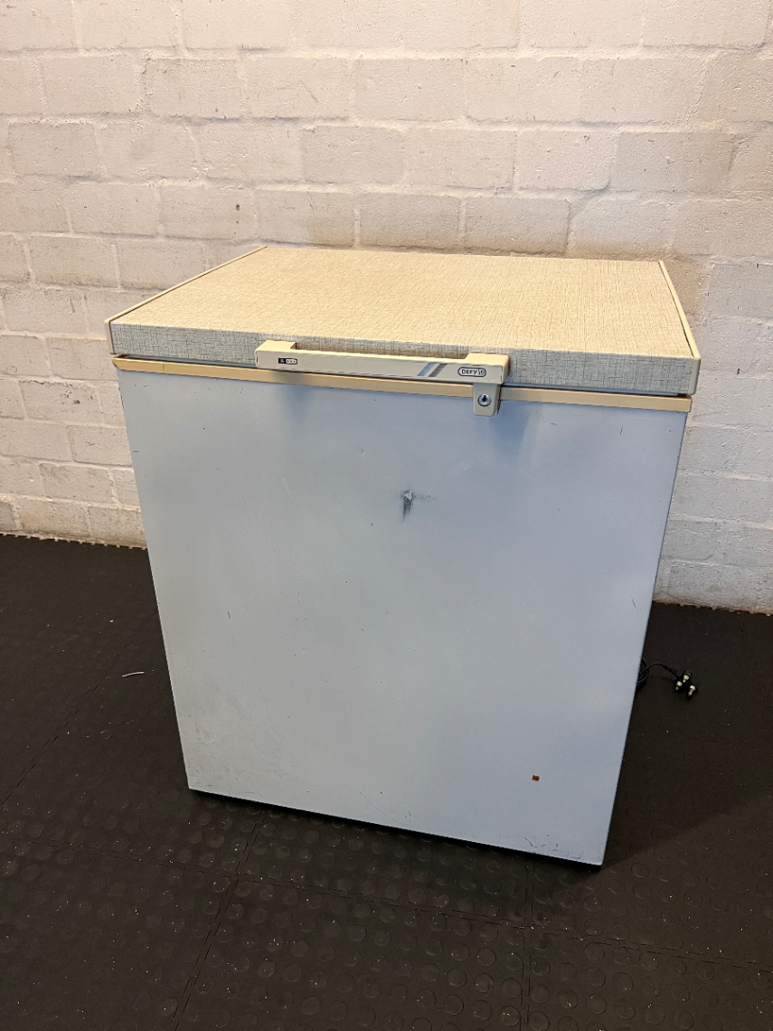 Defy 210L Chest Freezer - Visible Interior Damage - 2ndhandwarehouse.com