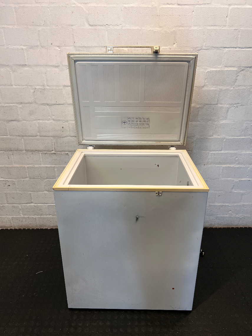 Defy 210L Chest Freezer - Visible Interior Damage - 2ndhandwarehouse.com