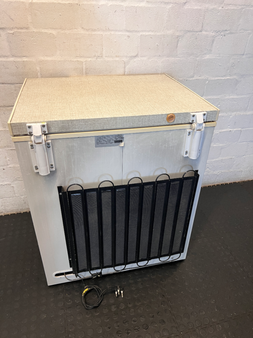 Defy 210L Chest Freezer - Visible Interior Damage - 2ndhandwarehouse.com