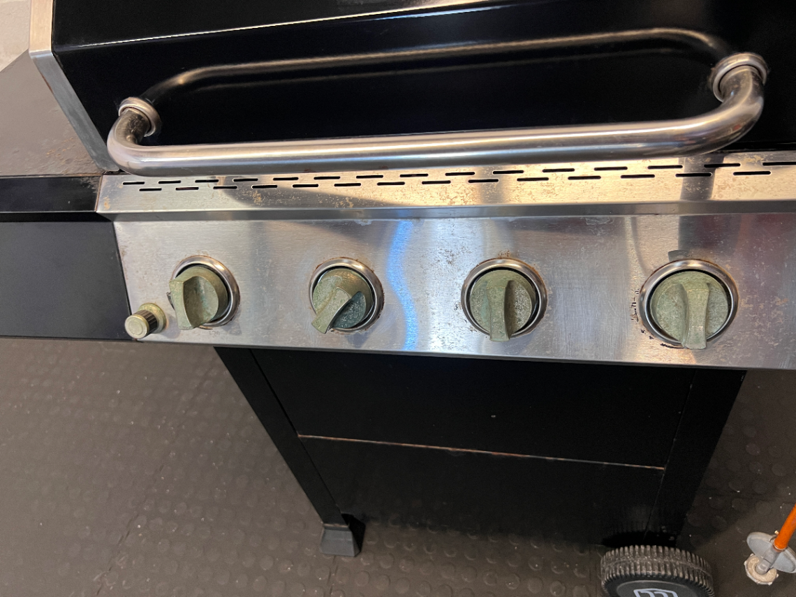 Terrace Leisure 4-Burner Gas Braai - Surface Rust & Wear - 2ndhandwarehouse.com