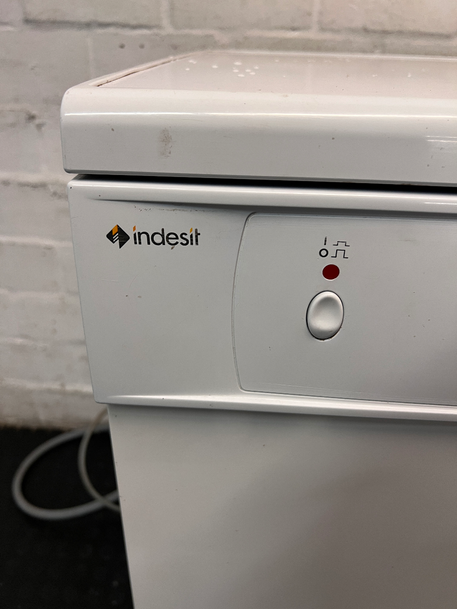 Indesit White Freestanding Dishwasher — Good Working Order - 2ndhandwarehouse.com
