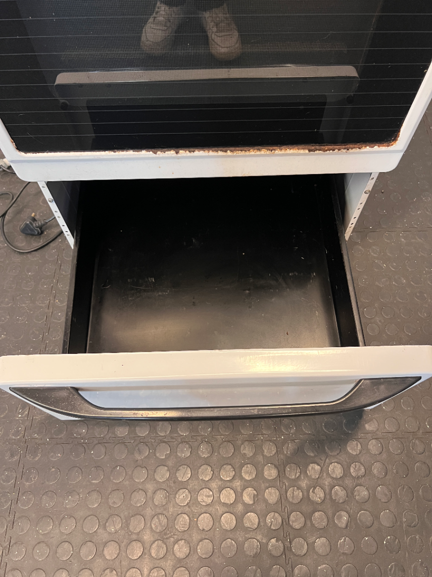 Defy Kitchenaire Six Twenty Electric Stove — One Plate Not Working and Rusted Coils - 2ndhandwarehouse.com