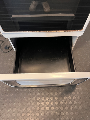 Defy Kitchenaire Six Twenty Electric Stove — One Plate Not Working and Rusted Coils - 2ndhandwarehouse.com