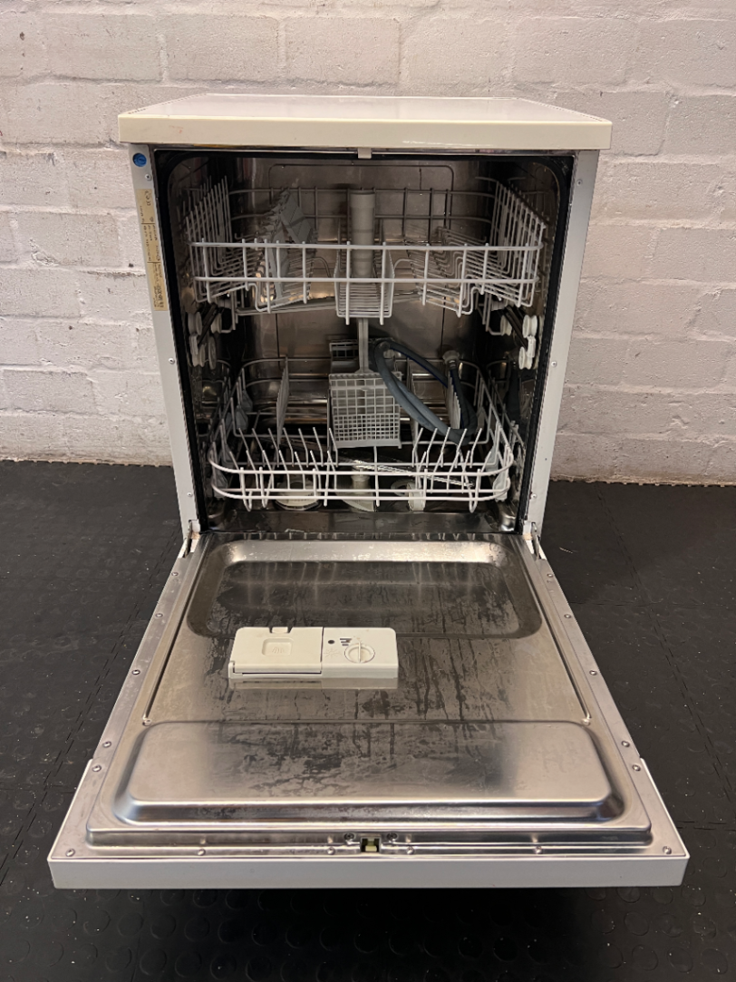 White Bosch Freestanding Dishwasher — Working Order with Damaged Rope - 2ndhandwarehouse.com