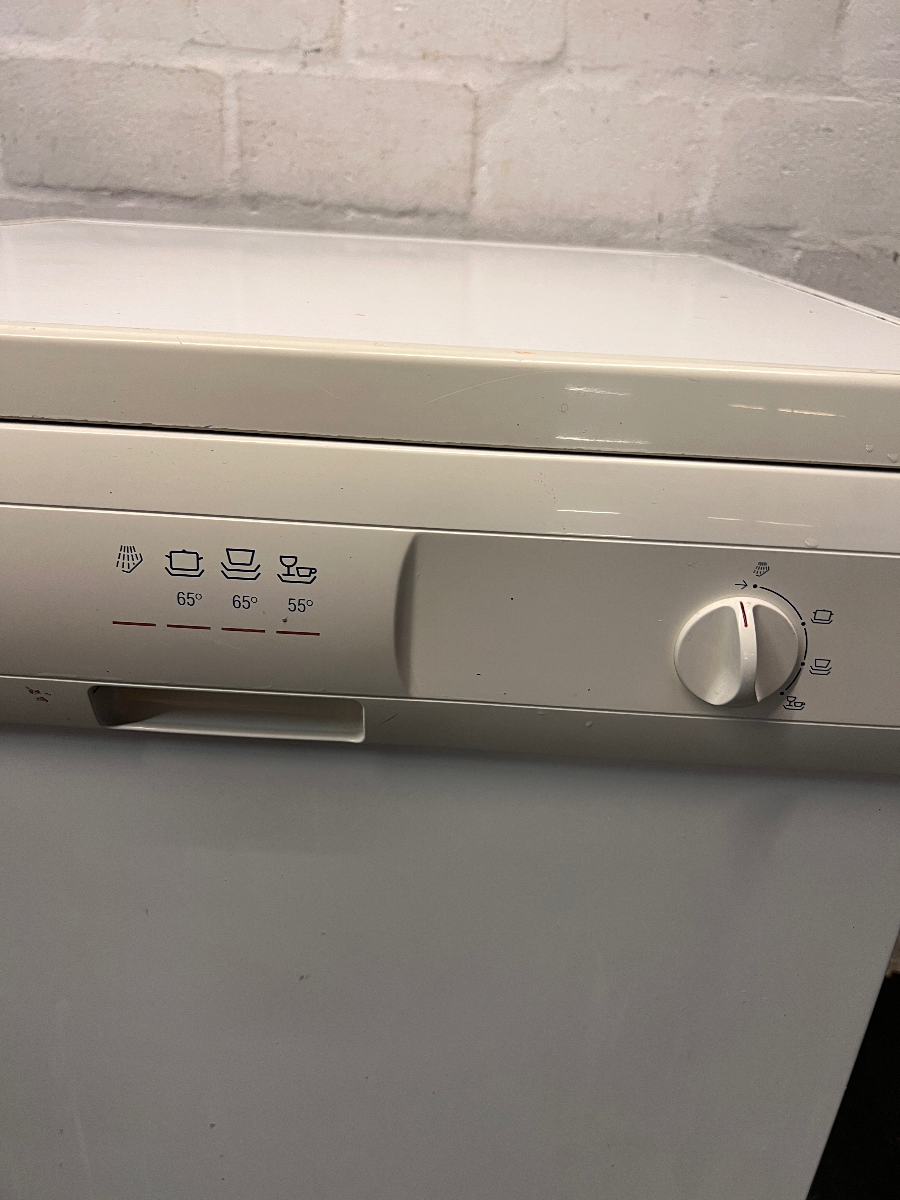 White Bosch Freestanding Dishwasher — Working Order with Damaged Rope - 2ndhandwarehouse.com