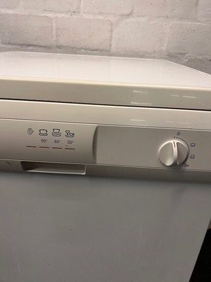 White Bosch Freestanding Dishwasher — Working Order with Damaged Rope - 2ndhandwarehouse.com