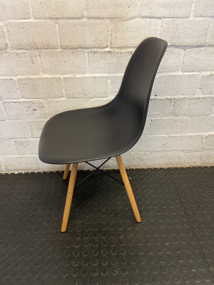 Sleek Black Mid-Century Modern Dining Chairs with Wooden Legs - 2ndhandwarehouse.com