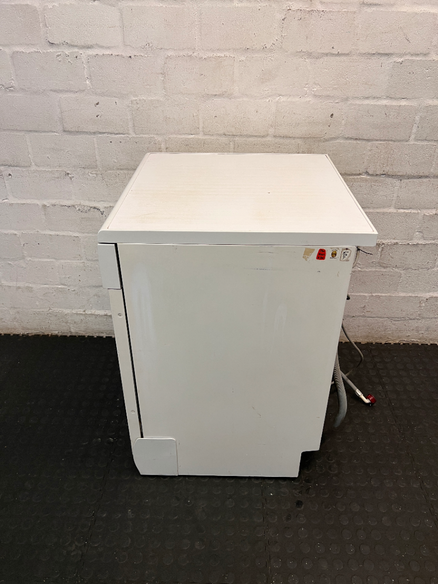 Indesit White Freestanding Dishwasher — Good Working Order - 2ndhandwarehouse.com