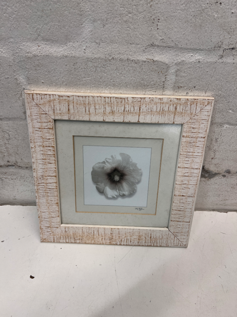 Rustic Whitewashed Square Flower Picture Frame — Good Working Order - 2ndhandwarehouse.com