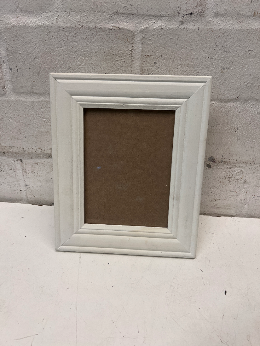 Classic White Contoured Picture Frame — Good Working Order - 2ndhandwarehouse.com