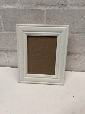 Classic White Contoured Picture Frame — Good Working Order - 2ndhandwarehouse.com