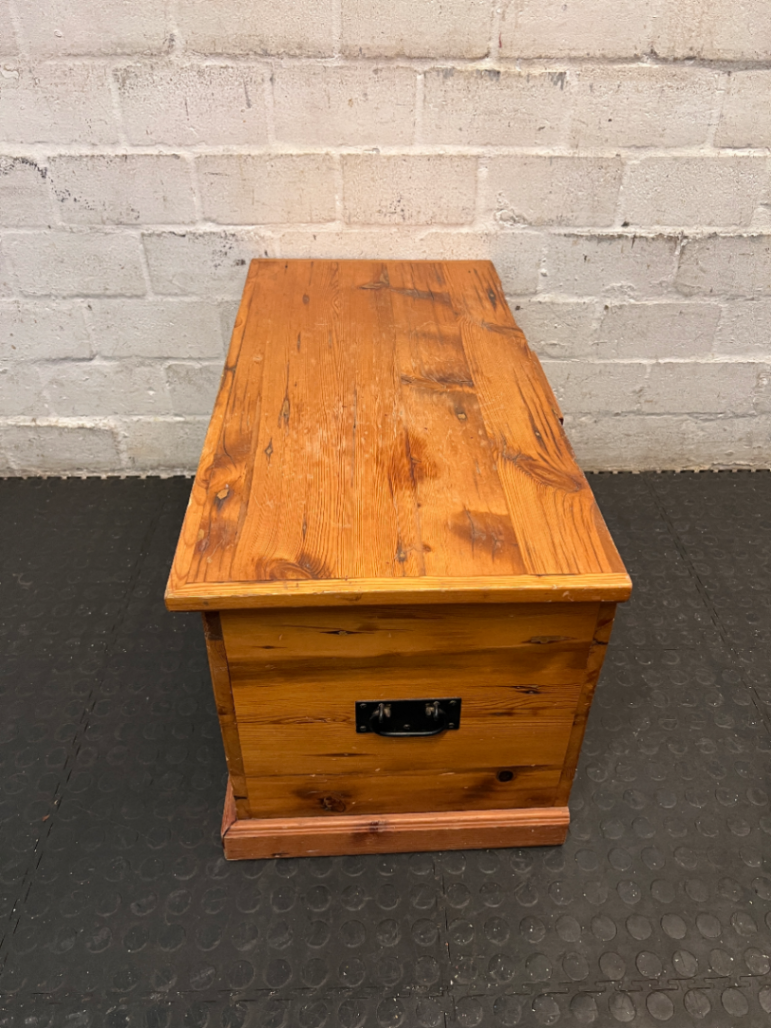 Classic Oregon Pine Kist — Broken Parts and Damaged Hinges