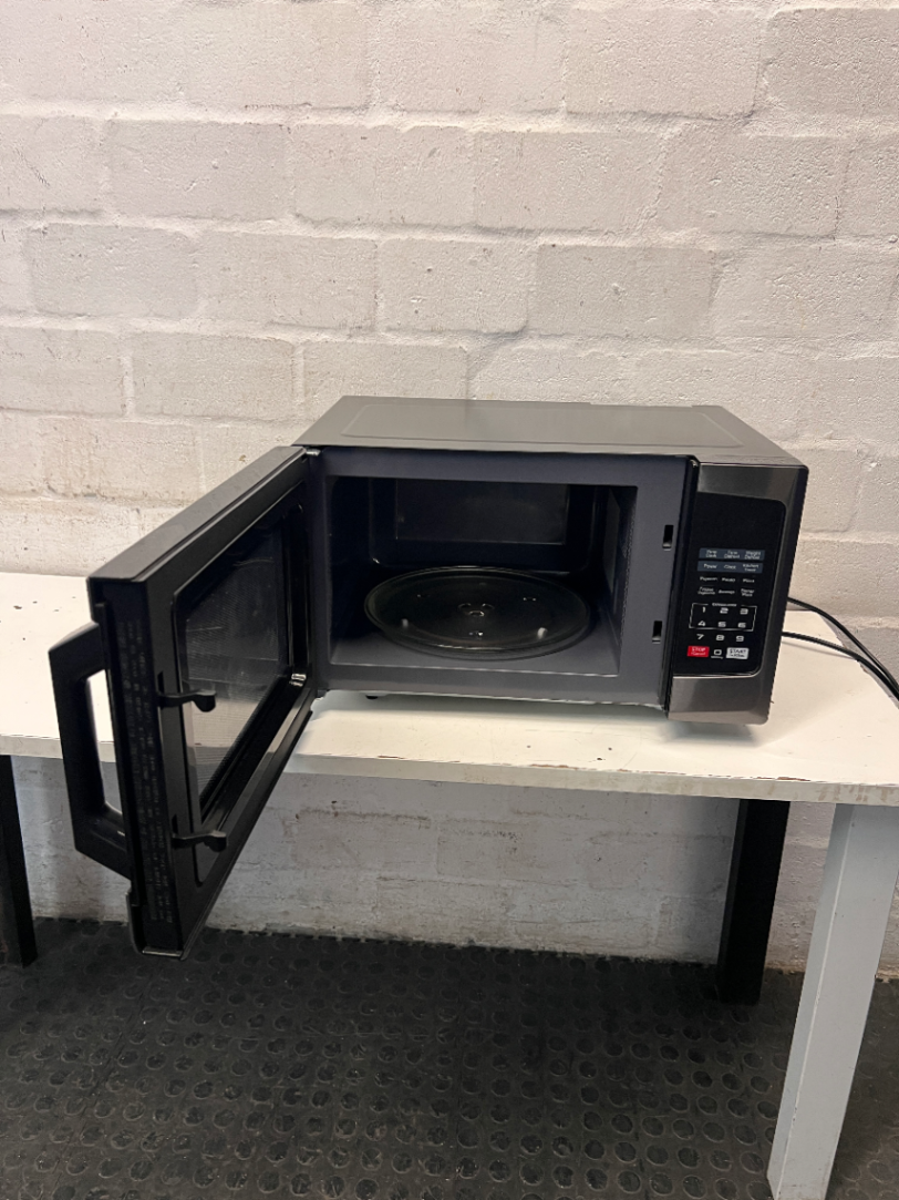 Toshiba Countertop Microwave in Black — Good Working Order