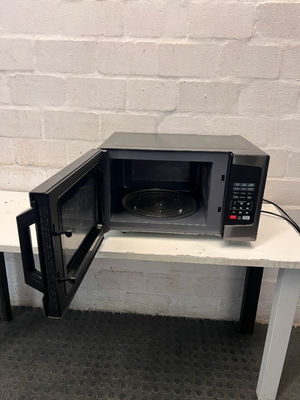 Toshiba Countertop Microwave in Black — Good Working Order