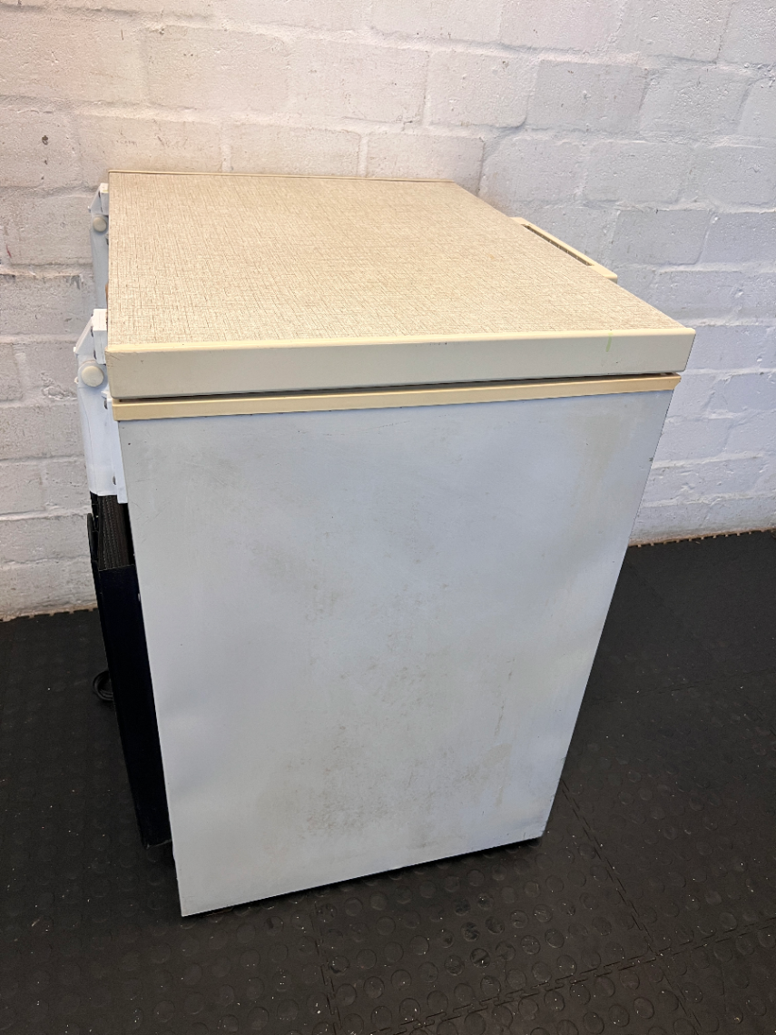 Defy 210L Chest Freezer - Visible Interior Damage - 2ndhandwarehouse.com