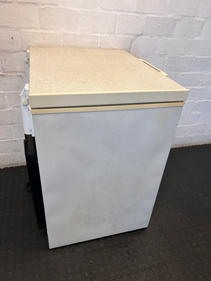 Defy 210L Chest Freezer - Visible Interior Damage - 2ndhandwarehouse.com