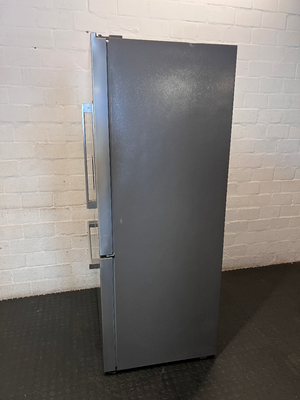 Sleek Silver Hisense Fridge with Water Dispenser - Bottom Freezer - 2ndhandwarehouse.com