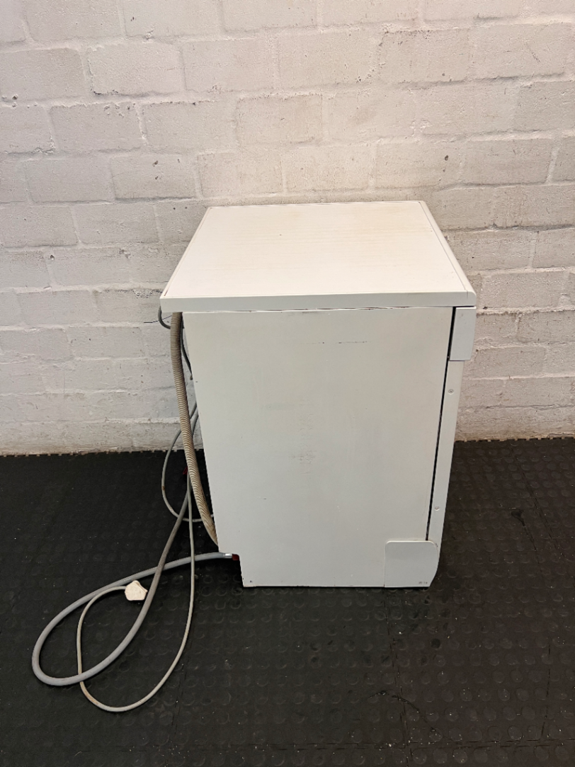 Indesit White Freestanding Dishwasher — Good Working Order - 2ndhandwarehouse.com